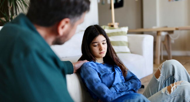 dad_comfort_daughter